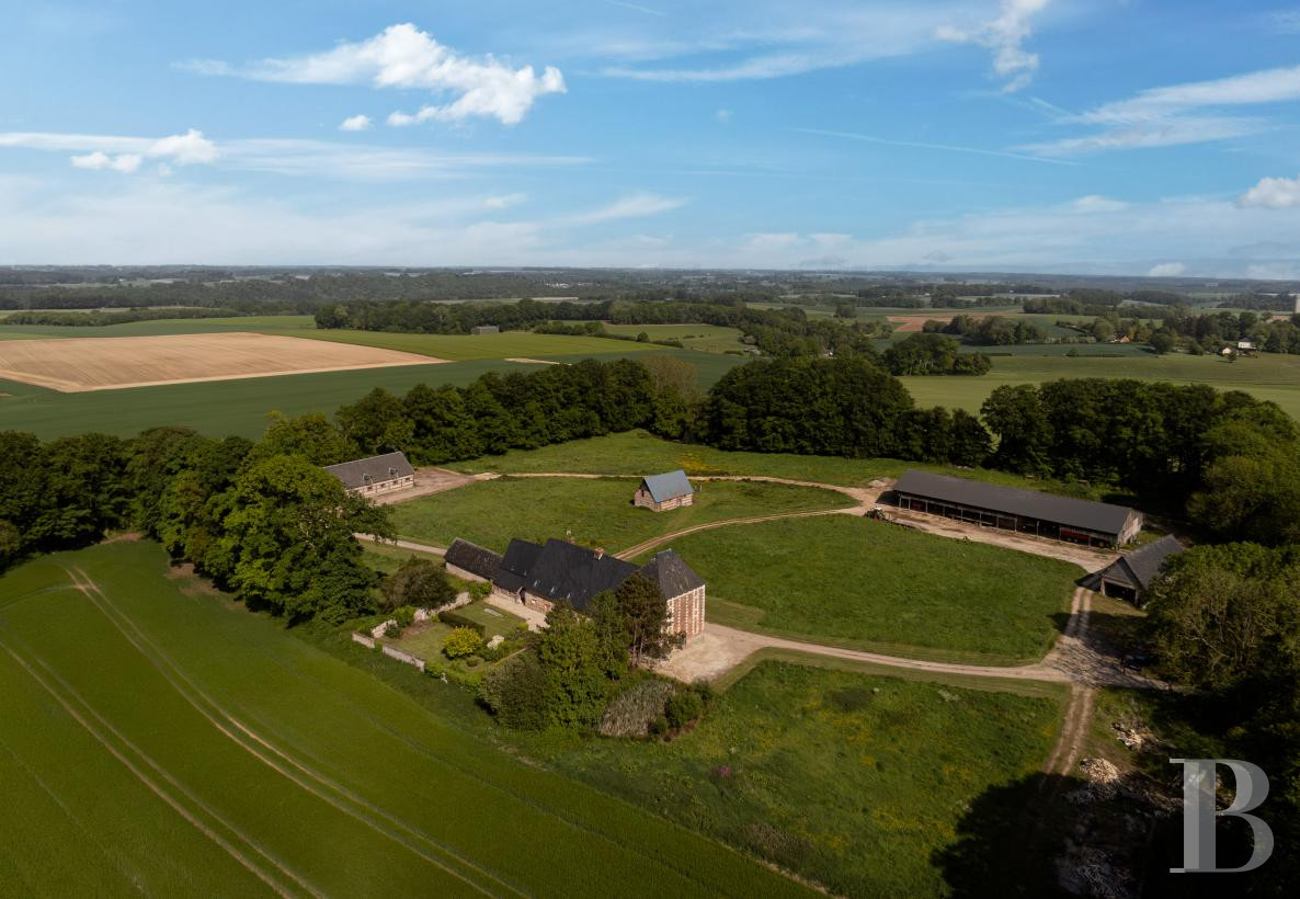 En Seine-Maritime, dans le Pays de Caux, une ancienne ferme formant un clos-masure - photo  n°1